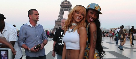 Rihanna visita la Torre Eiffel con unos amigos
