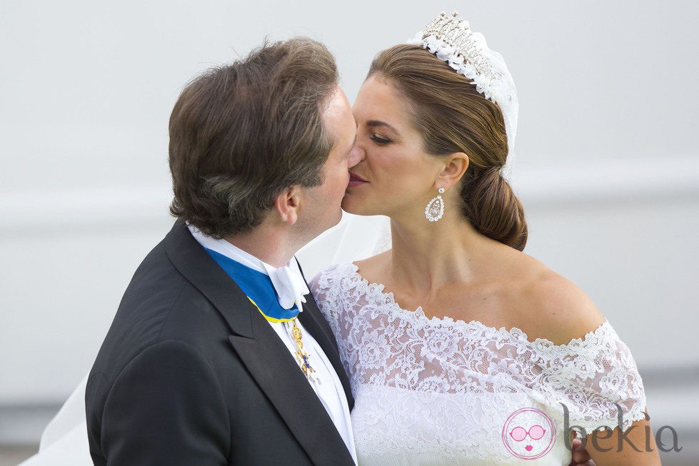 La Princesa Magdalena de Suecia y Chris O'Neill besándose tras su paseo en calesa por Estocolmo