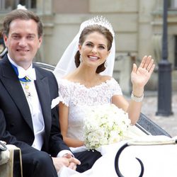 Chris O'Neill y Magdalena de Suecia desde la calesa tras su boda