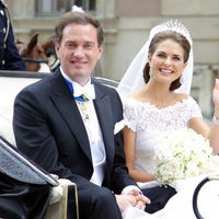 Chris O'Neill y Magdalena de Suecia desde la calesa tras su boda