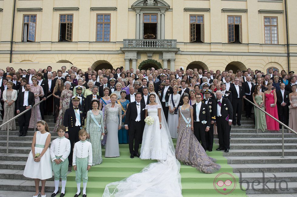 Magdalena de Suecia y Chris O'Neill posan con los invitados en el Palacio de Drottningholm