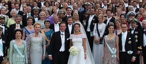 Magdalena de Suecia y Chris O'Neill posan con los invitados en el Palacio de Drottningholm