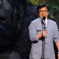 Jackie Chan a su llegada a los Guys Choice Awards 2013