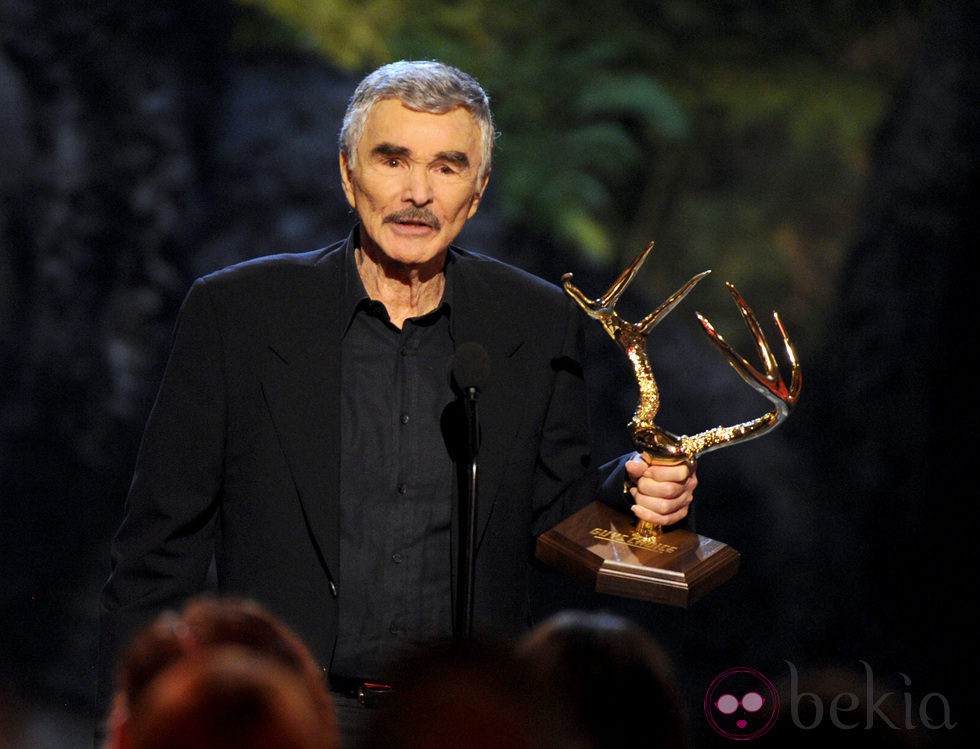 Burt Reynolds recoge un premio en los Guys Choice Awards 2013