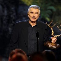 Burt Reynolds recoge un premio en los Guys Choice Awards 2013