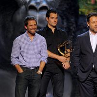 Zack Snyder, Henry Cavill, Amy Adams y Russel Crowe recogiendo un premio en los Guys Choice Awards