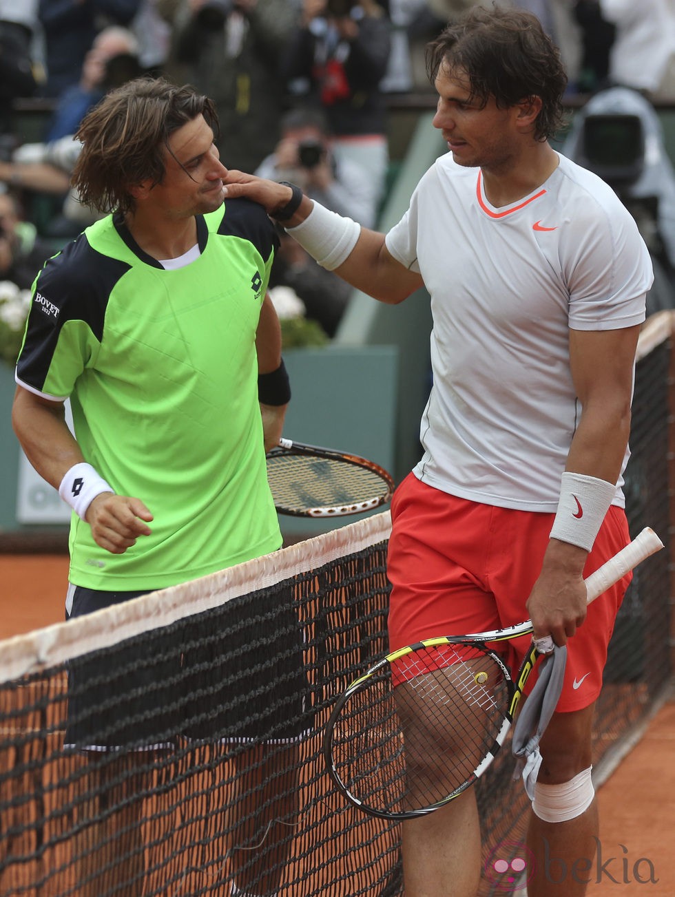 Rafa Nadal saluda a David Ferrer tras ganar la final de Roland Garros 2013