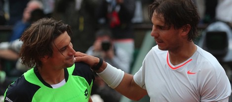 Rafa Nadal saluda a David Ferrer tras ganar la final de Roland Garros 2013