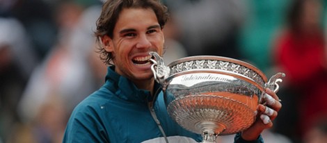 Rafa Nadal muerde su octava copa de un Roland Garros