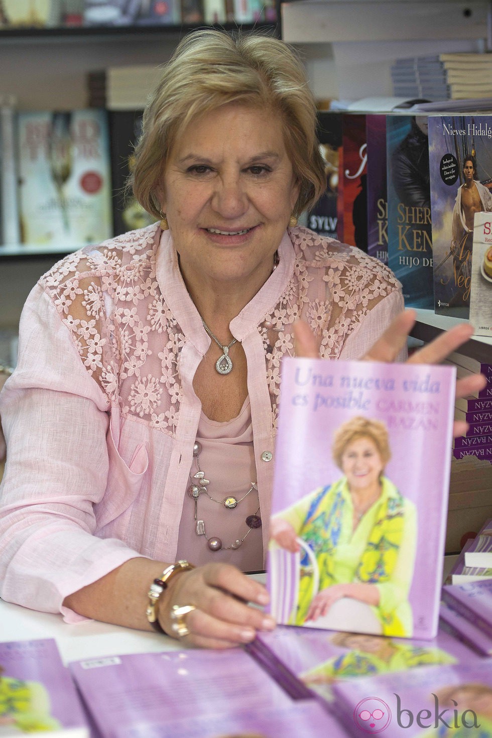 Carmen Bazán firma ejemplares de 'Una nueva vida es posible' en la Feria del Libro de Madrid 2013