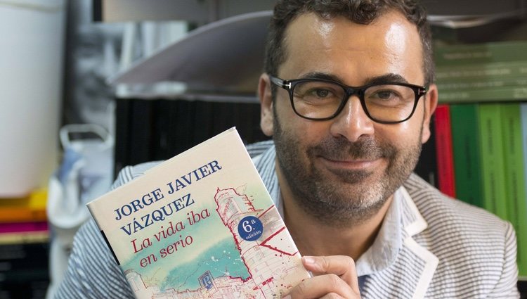 Jorge Javier Vázquez firma ejemplares de 'La vida iba en serio' en la Feria del Libro de Madrid 2013