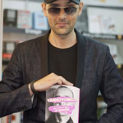 Risto Mejide firmando ejemplares de ''#Annoyomics. El arte de molestar para ganar dinero'' en la Feria del Libro de Madrid 2013