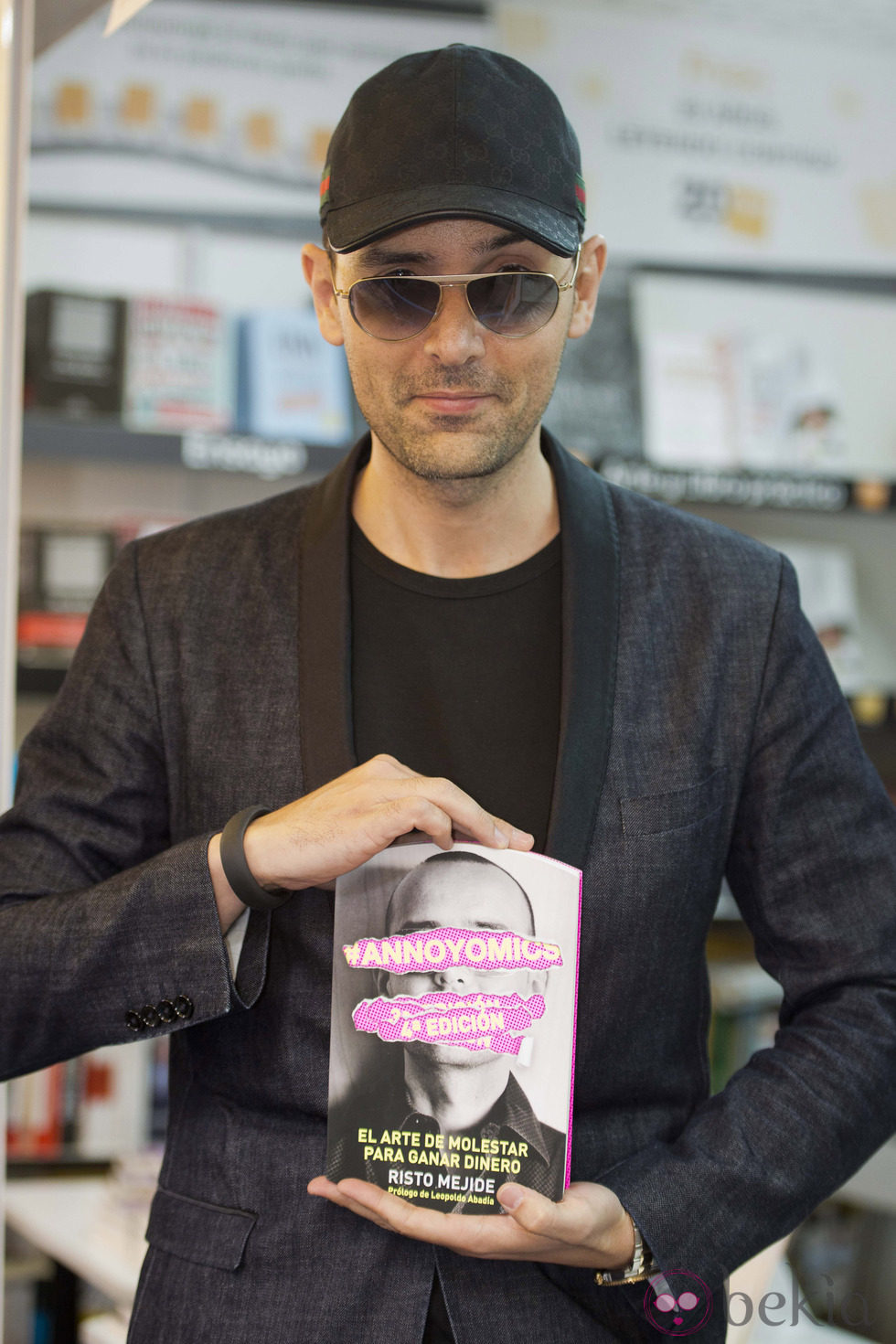 Risto Mejide firmando ejemplares de ''#Annoyomics. El arte de molestar para ganar dinero'' en la Feria del Libro de Madrid 2013