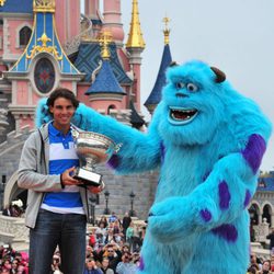 Rafa Nadal celebra su victoria en Roland Garros 2013 bromeando con Sulley en Disneyland París