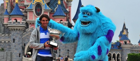 Rafa Nadal celebra su victoria en Roland Garros 2013 bromeando con Sulley en Disneyland París