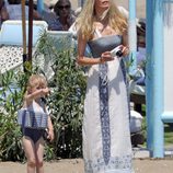 Claudia Schiffer con su hija Cosima Violet en la playa de Marbella