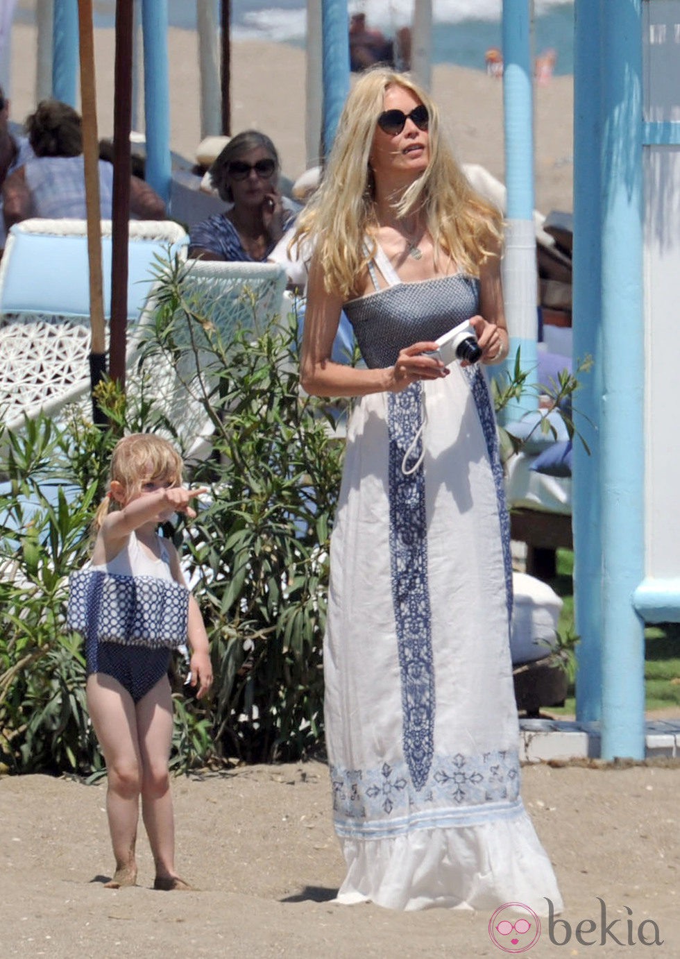 Claudia Schiffer con su hija Cosima Violet en la playa de Marbella