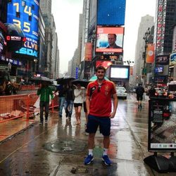 Iker Casillas en Times Square durante un paseo por Nueva York antes del amistoso España-Irlanda