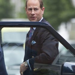 El Príncipe Eduardo visita al Duque de Edimburgo en el hospital el día de su 92 cumpleaños