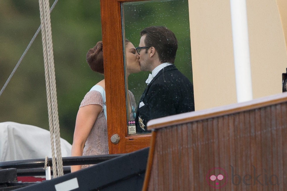 Los Príncipes Victoria y Daniel besándose en la boda de Magdalena de Suecia y Chris O'Neill