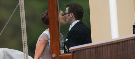 Los Príncipes Victoria y Daniel besándose en la boda de Magdalena de Suecia y Chris O'Neill