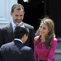Los Príncipes Felipe y Letizia saludan a Naruhito de Japón durante su visita a España