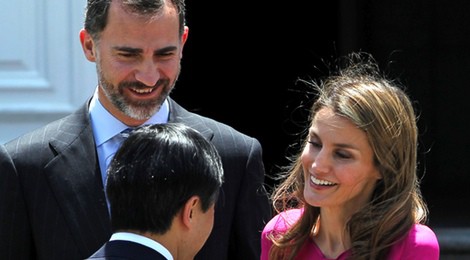 Los Príncipes Felipe y Letizia saludan a Naruhito de Japón durante su visita a España