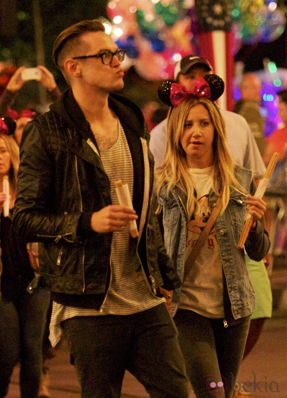 Ashley Tisdale y Christopher French paseando por Disney World