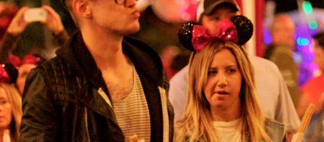 Ashley Tisdale y Christopher French paseando por Disney World