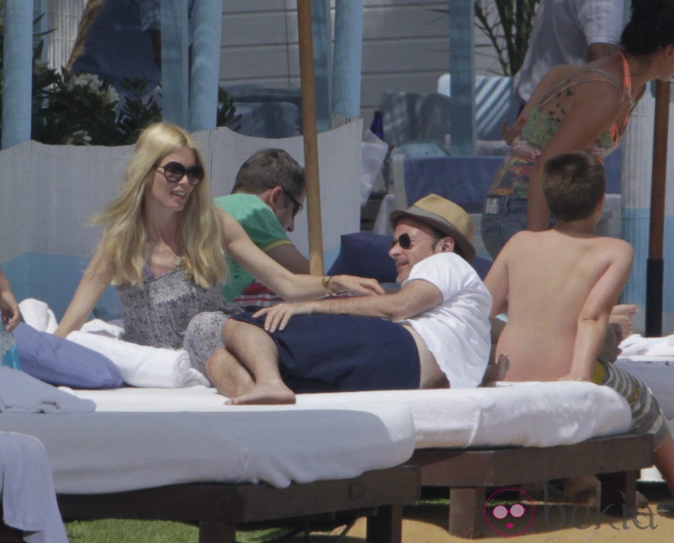 Claudia Schiffer y su marido Matthew Vaughn tomando el sol en Marbella