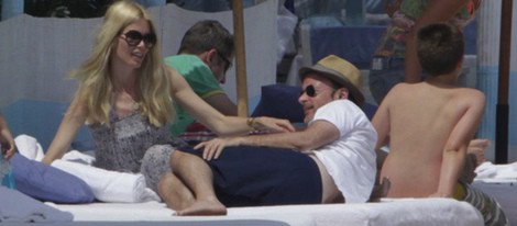 Claudia Schiffer y su marido Matthew Vaughn tomando el sol en Marbella