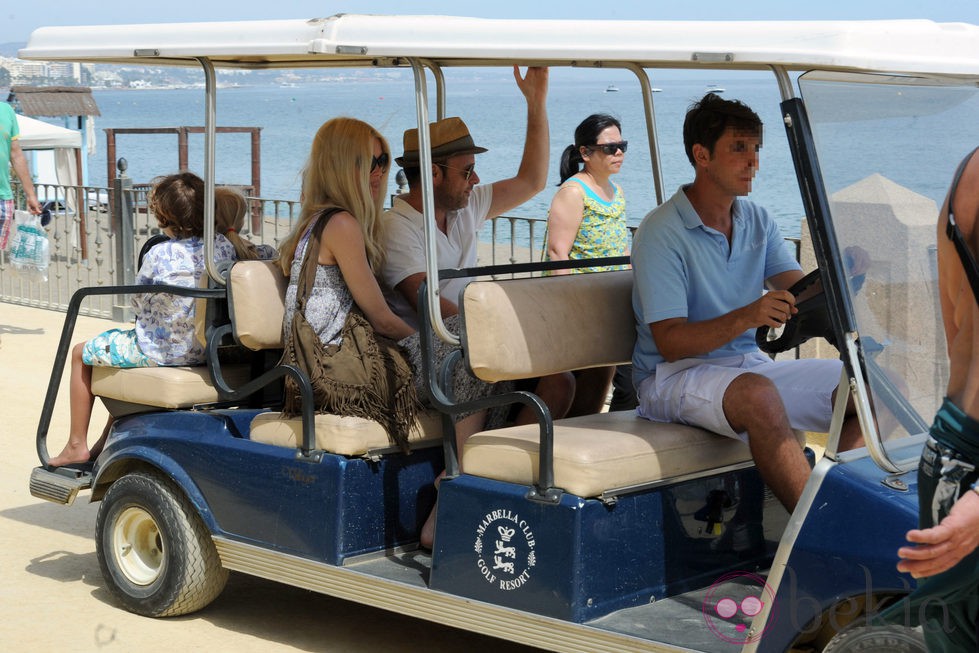 Claudia Schiffer, Matthew Vaughn y sus hijos en el paseo marítimo de Marbella