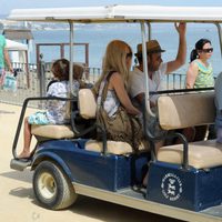 Claudia Schiffer, Matthew Vaughn y sus hijos en el paseo marítimo de Marbella