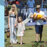 Claudia Schiffer, Matthew Vaughn y sus hijas Clementine y Cosima Violet en Marbella