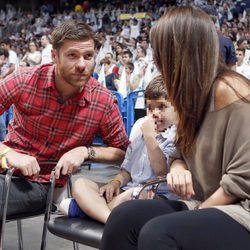 Xabi Alonso y Nagore Aranburu con su hijo Jon en un partido de baloncesto
