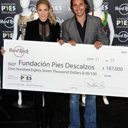 Tom Perez entrega un cheque a Shakira para la Fundación Pies Descalzos