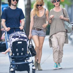 Sienna Miller pasea a su hija, Marlowe Sturridge, junto a su marido y su madre