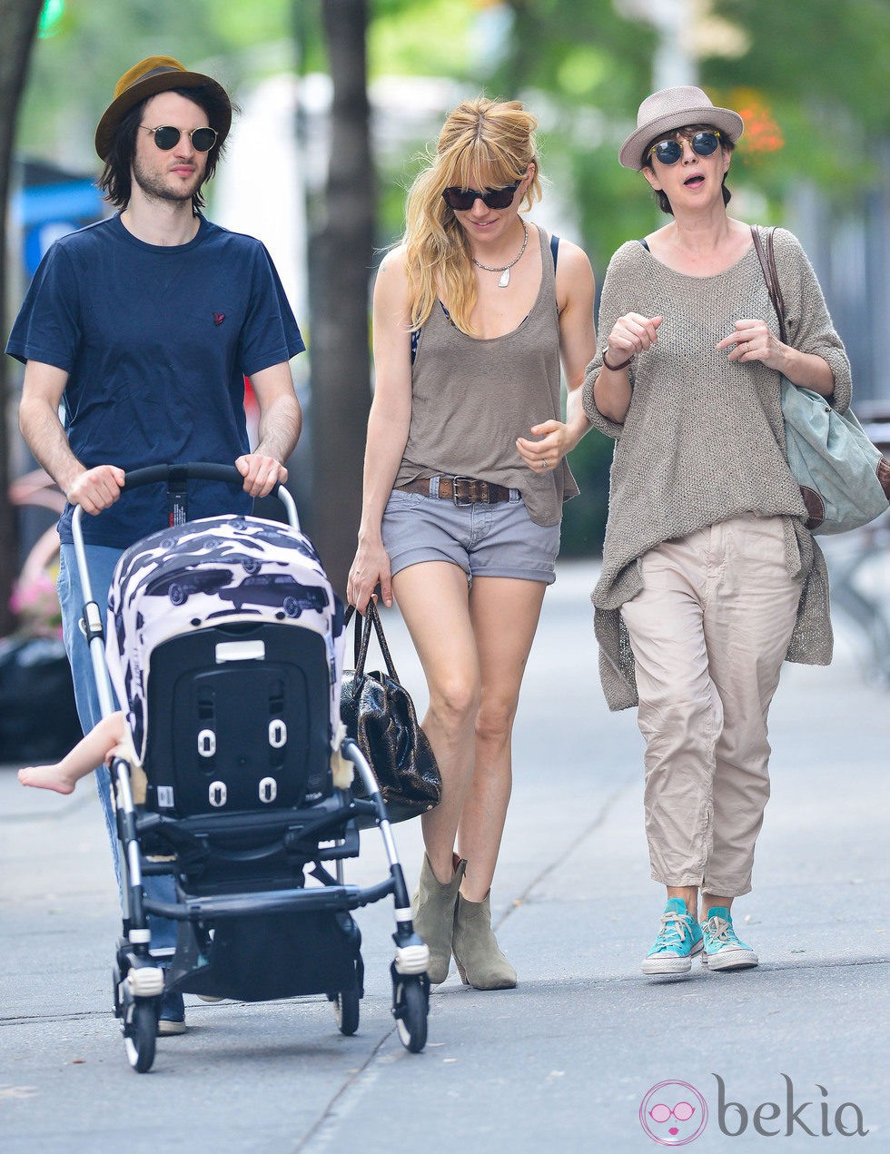 Sienna Miller pasea a su hija, Marlowe Sturridge, junto a su marido y su madre