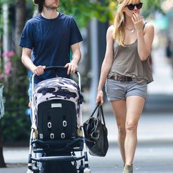 Sienna Miller pasea a su hija, Marlowe Sturridge, junto a su marido