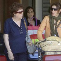 Raquel Sánchez Silva y su madre aterrizan en Ibiza tras el entierro de Mario Biondo