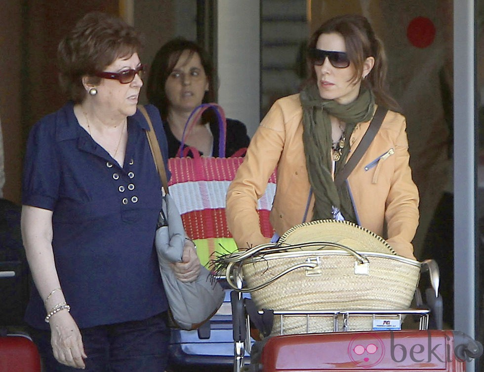 Raquel Sánchez Silva y su madre aterrizan en Ibiza tras el entierro de Mario Biondo