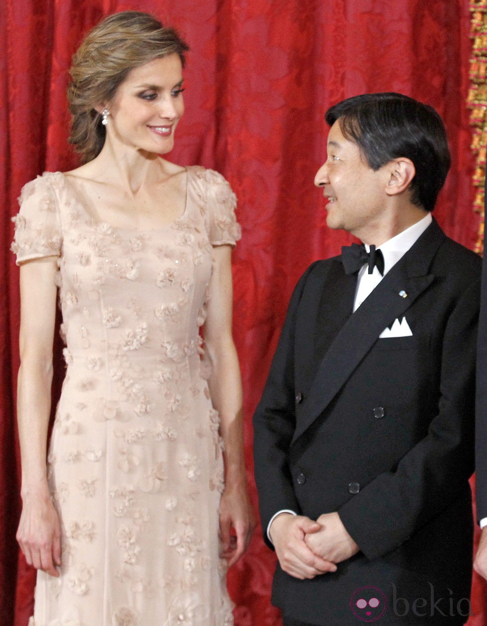 La Princesa Letizia y Naruhito de Japón se dedican una sonrisa en una cena de gala
