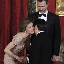 La Princesa Letizia besa a Naruhito de Japón junto al Príncipe Felipe en una cena de gala