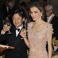 Naruhito de Japón y la Princesa Letizia brindando en una cena de gala en el Palacio Real
