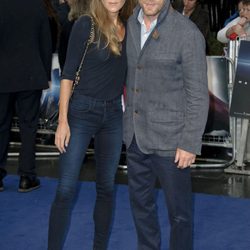 Jacqui Ainsley y Guy Ritchie en el estreno europeo de 'El Hombre de Acero' en Londres
