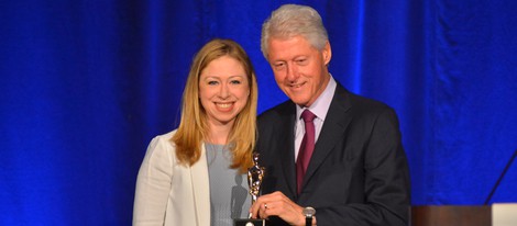 Bill Clinton con su hija Chelsea sosteniendo el galardón a 'Padre del Año'