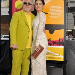 Pedro Almodóvar y Blanca Suárez en el estreno de 'Los amantes pasajeros' en Los Angeles