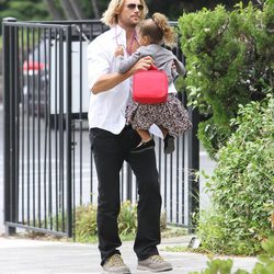 Gabriel Aubry pasea junto a su hija Nhala en Los Ángeles