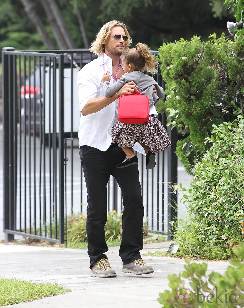 Gabriel Aubry pasea junto a su hija Nhala en Los Ángeles