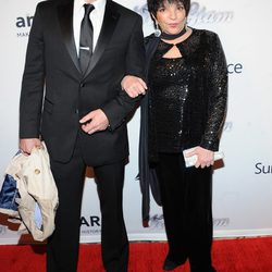 Liza Minnelli acompañada en la gala amfAR 2013 de Nueva York